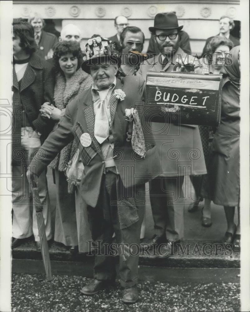 1975 Press Photo Mr. Ernest Stokes parodies budget Chancellor in london - Historic Images