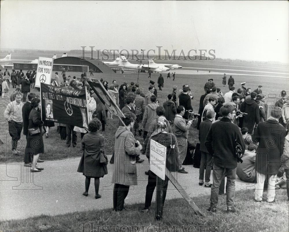 1963 Press Photo &quot;Ban The Bomb&quot; Demonstrators - Historic Images