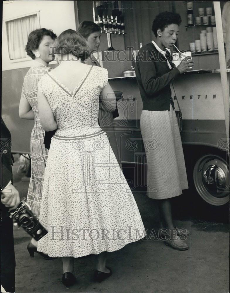 Press Photo ladies grabbing refreshing drinks at vendor - Historic Images