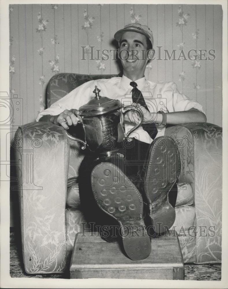 1953 Press Photo Gordon Pirie Rests at Home In Coulsdon - Historic Images