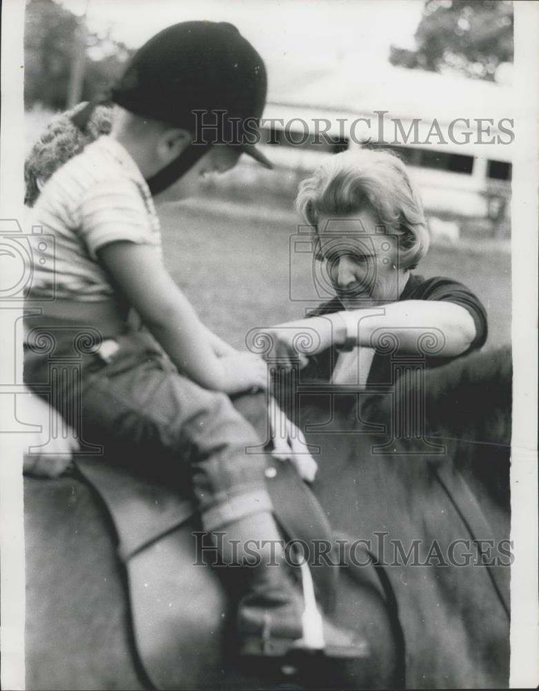 Press Photo Duchess helps spastic children with riding instruction - Historic Images