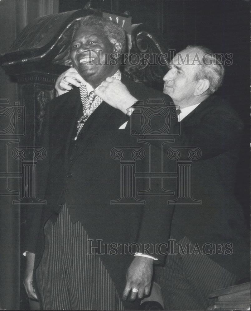 1974 Press Photo Dr. David Pitt receiving his Chain of Office from Arthur Wicks - Historic Images