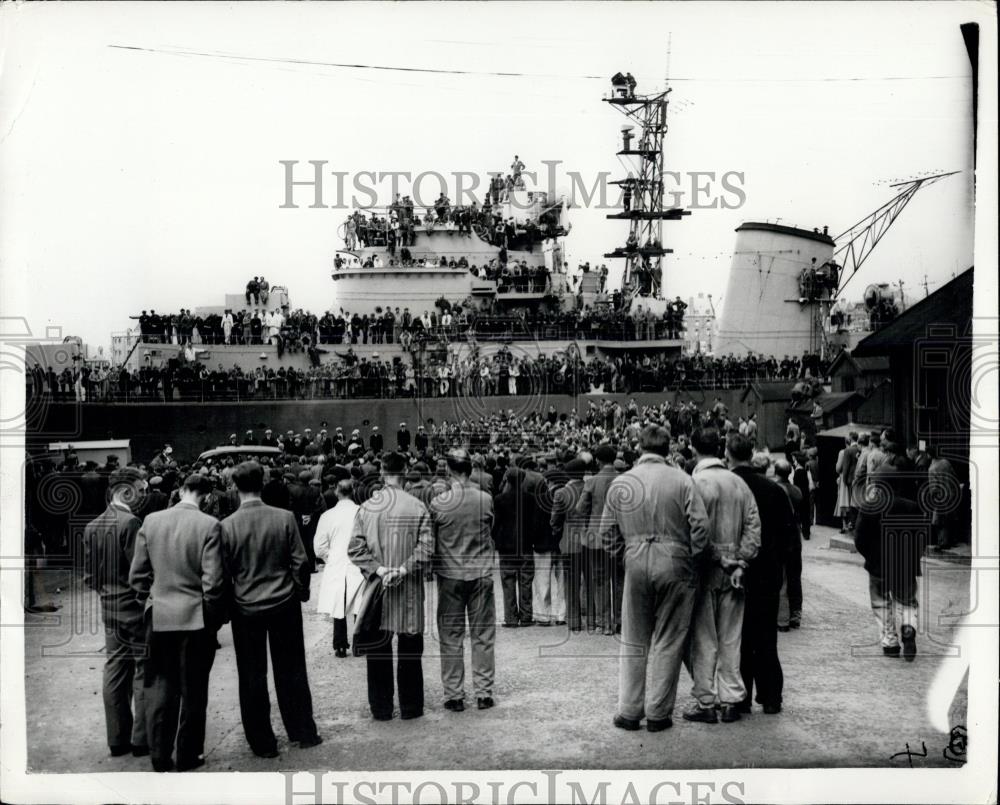 1984 Press Photo Crowd at Shipyard at Barrow-In-Furness - Historic Images