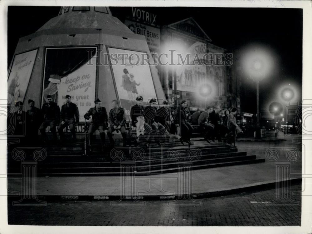 Press Photo Crowd Sitting On Steps - Historic Images