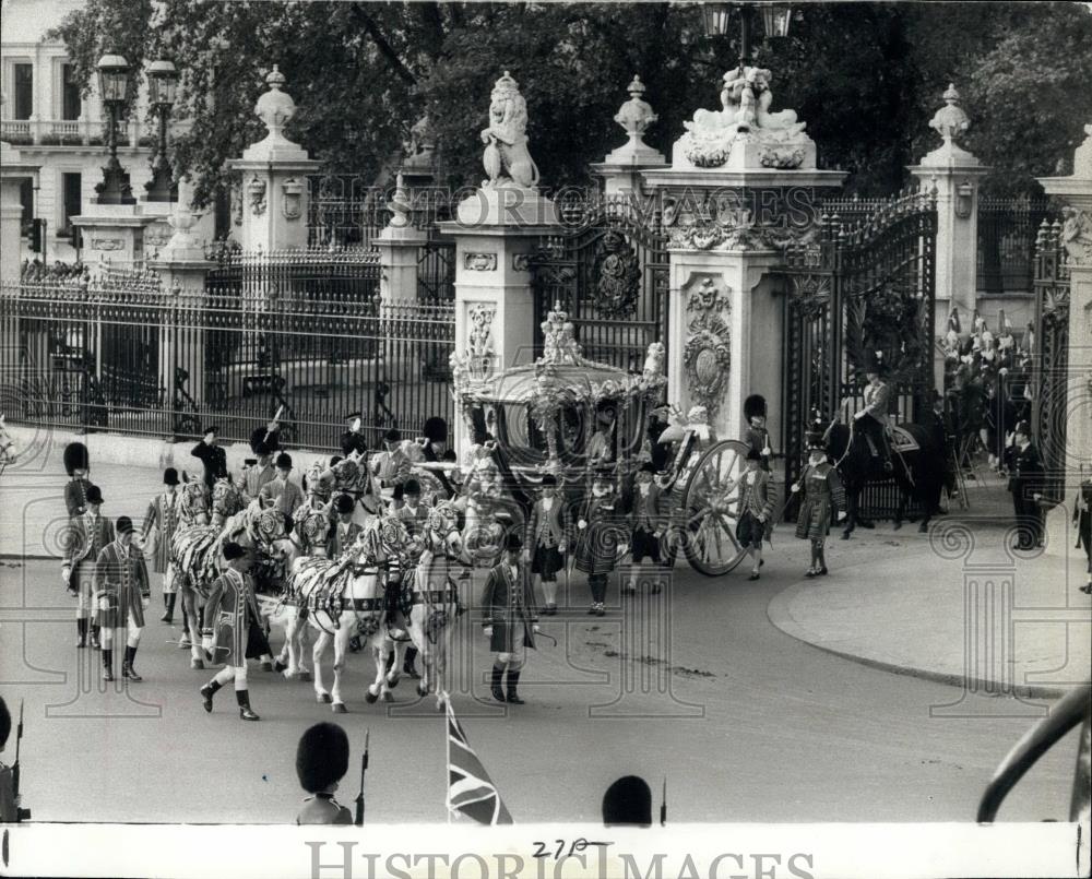 1977 Press Photo Queen &amp; Duke of Edinburgh in the Coronation Coach Silver Jubile - Historic Images