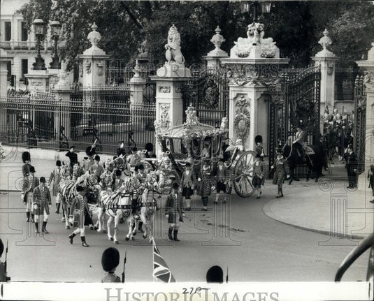 1977 Press Photo Queen & Duke of Edinburgh in the Coronation Coach Silver Jubile - Historic Images