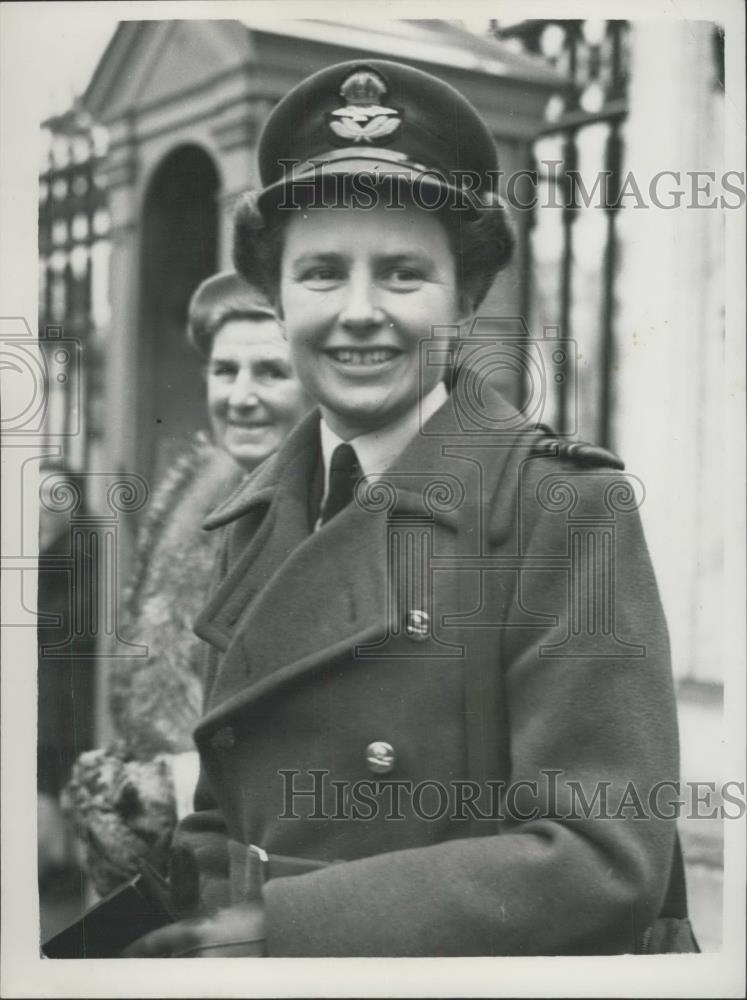 Press Photo Flight Lieut M.M. Hunter of the W.R.A.F. - Historic Images
