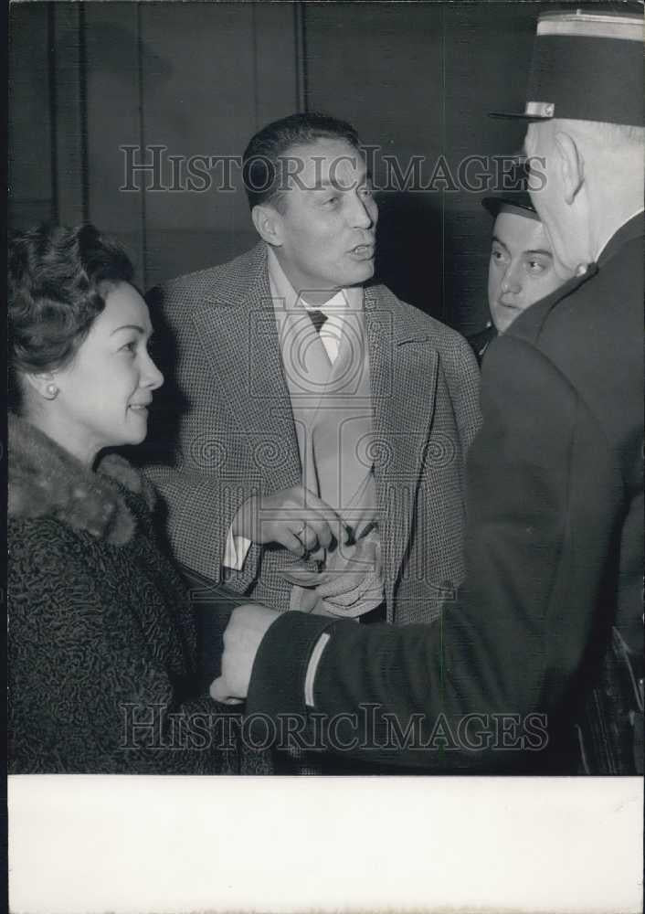 1961 Press Photo Colonel Fonde and wife arrive at Justicice court for hearing - Historic Images