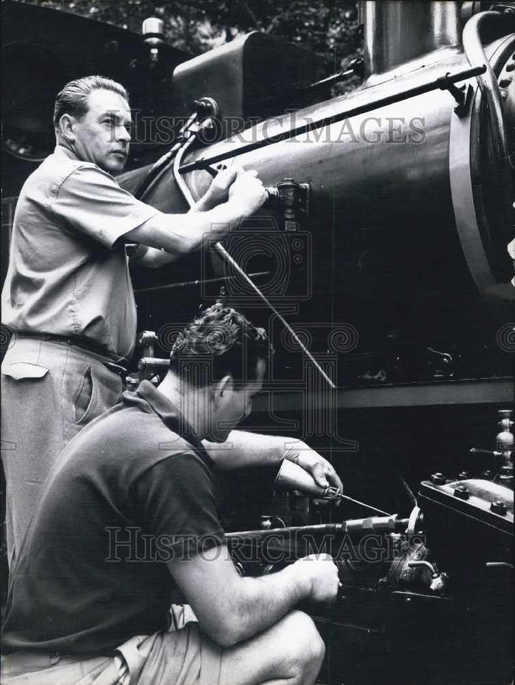 Press Photo Gaisbauer and Assistant Oil the Machine - Historic Images