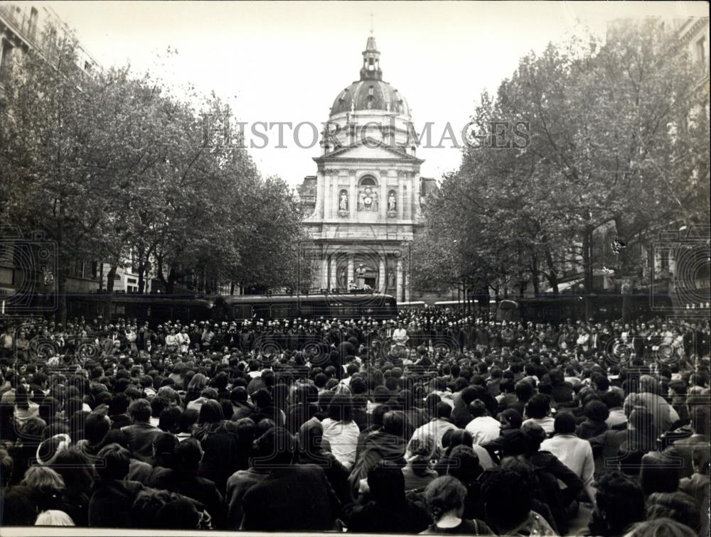 1968 Press Photo Crowds at the SOrbonne France - Historic Images