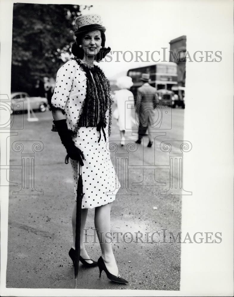 1962 Press Photo Mrs. Anthony Kinsman were this black and white spotted organza - Historic Images