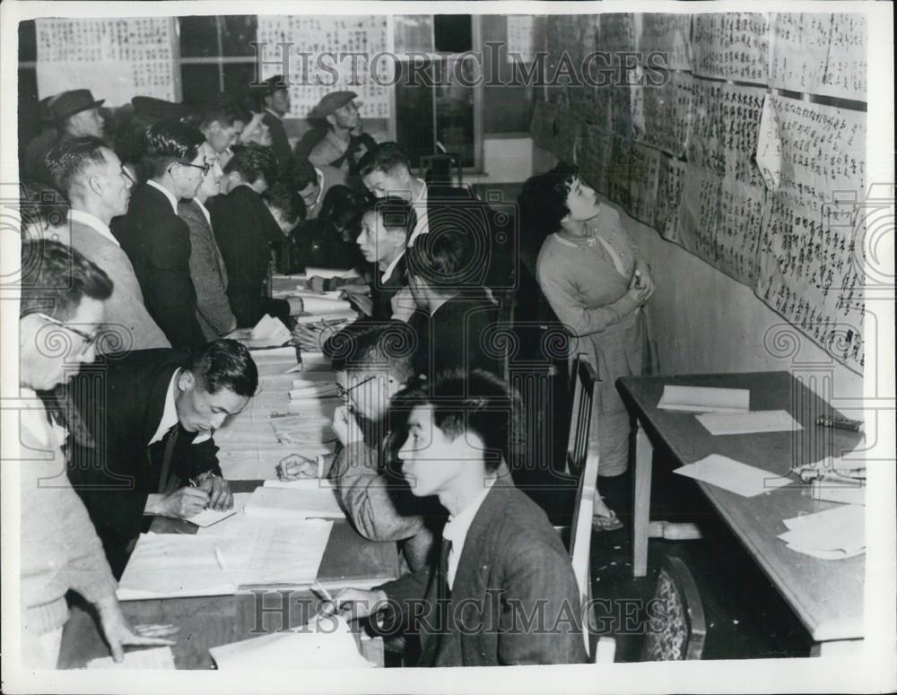 1954 Press Photo Japanese Typhoon relatives scan lists for survivors - Historic Images