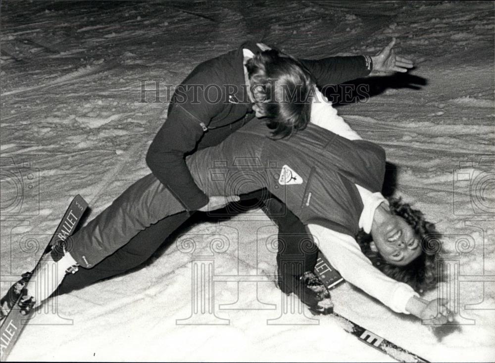 1981 Press Photo Members of a hot dog skiing club of Zurich ,dance on skis - Historic Images