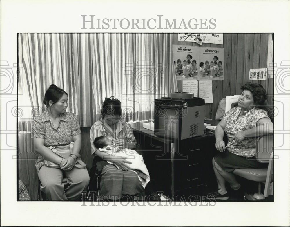 Press Photo A Mother Sits With Her Baby In Her Office - Historic Images