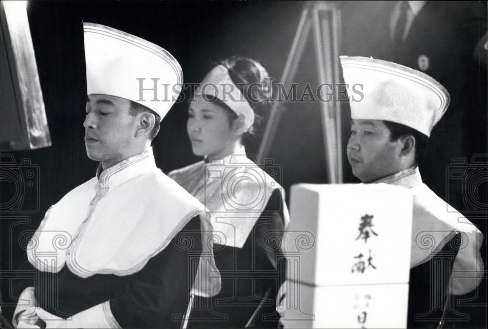 Press Photo Priests an a priestess of the sectpray before the shrine - Historic Images