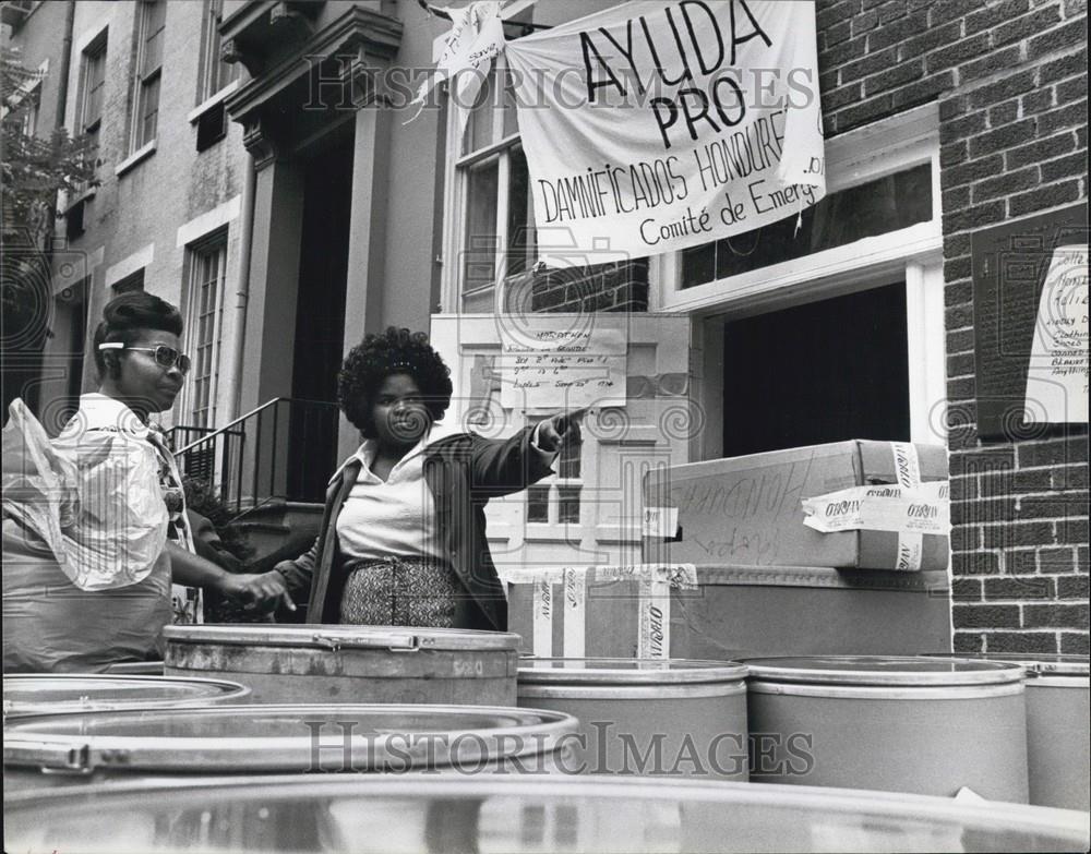 1974 Press Photo Volunteers Work To Send Food And Clothing To Honduras - Historic Images