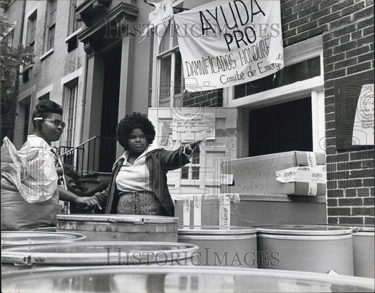 1974 Press Photo Volunteers Work To Send Food And Clothing To Honduras - Historic Images