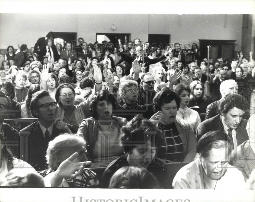 1975 Press Photo Congregation Praying Rev Trevor Dearing Exorcises Prostitute - Historic Images