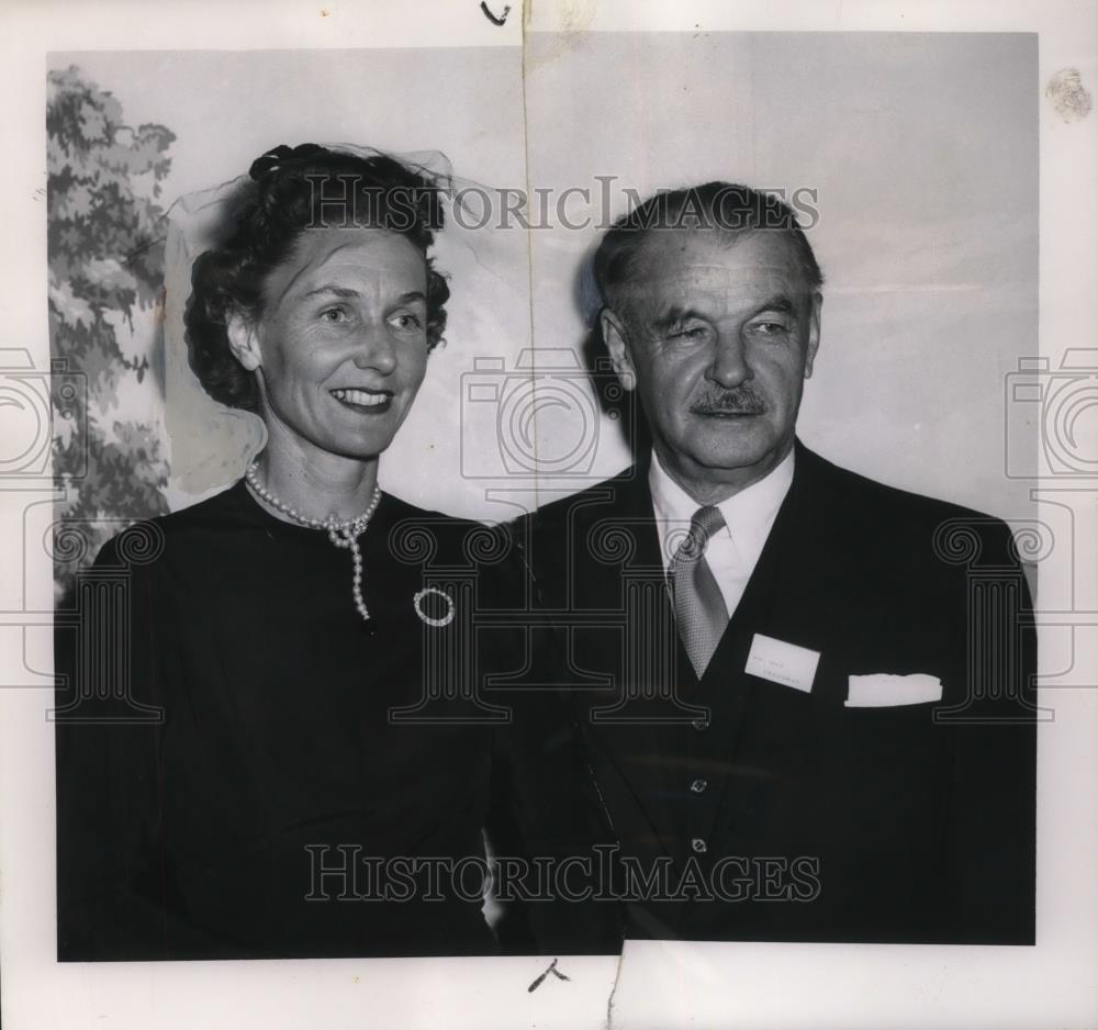 1954 Press Photo Mrs. Gilbert Humphrey and Max Freedman - cvp24002 - Historic Images