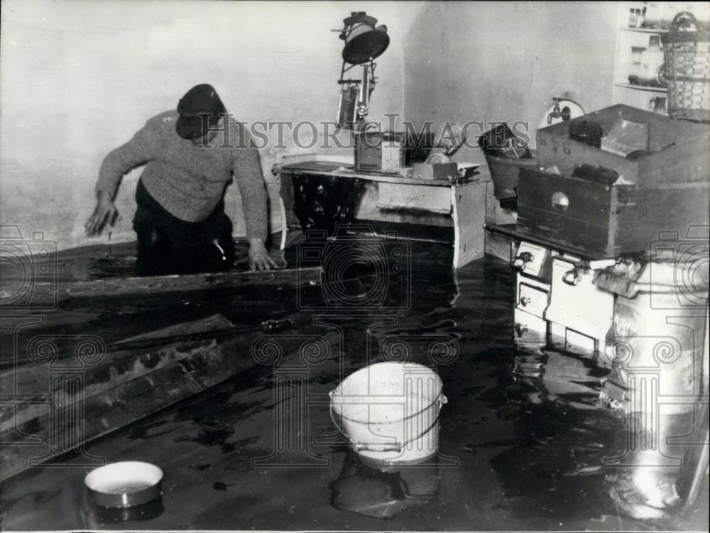 1956 Press Photo A overflooded kitchen.Floods in Lower Bavaria - Historic Images