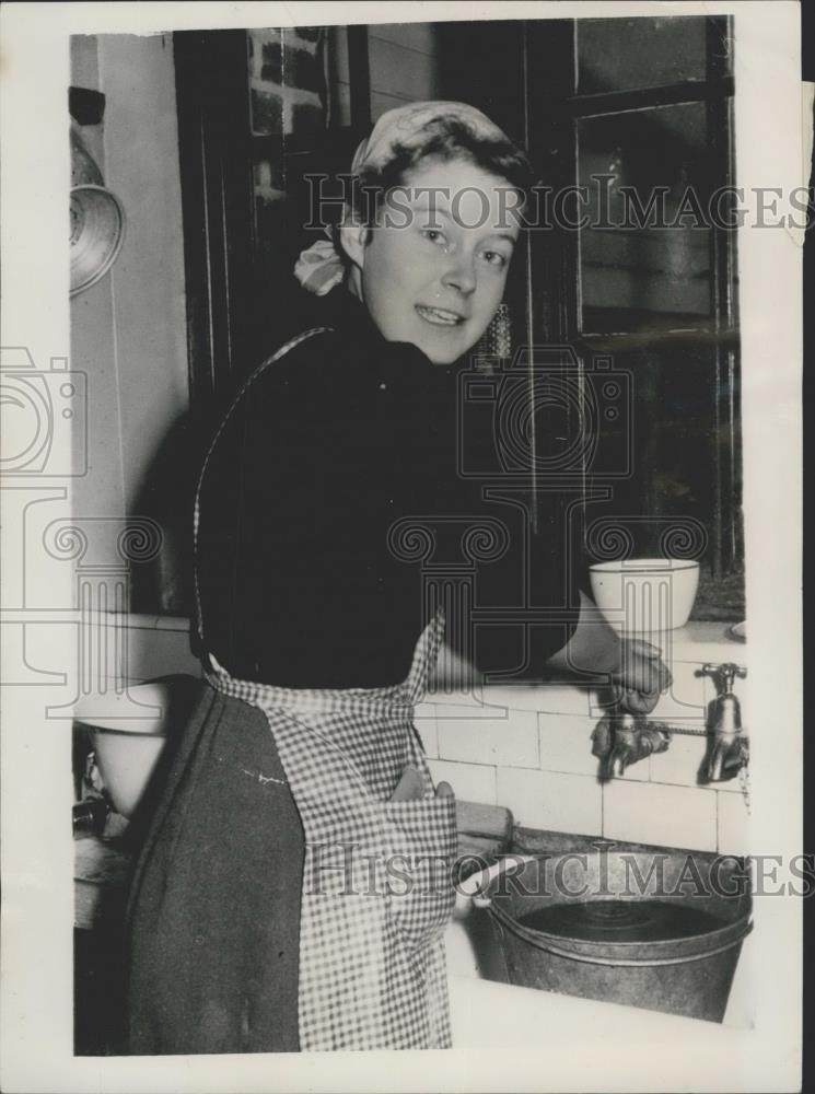 1954 Press Photo Claire Rubattel, daughter of Swiss President, works as servant - Historic Images