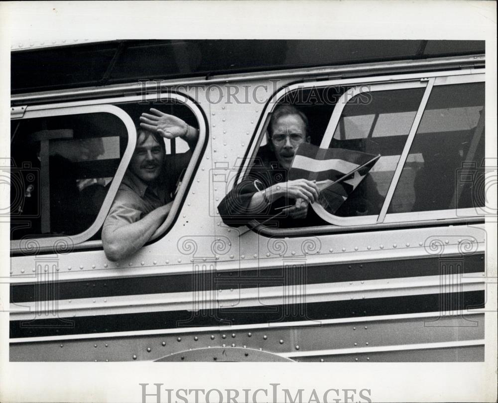 1981 Press Photo Freed hostages on a bus - Historic Images