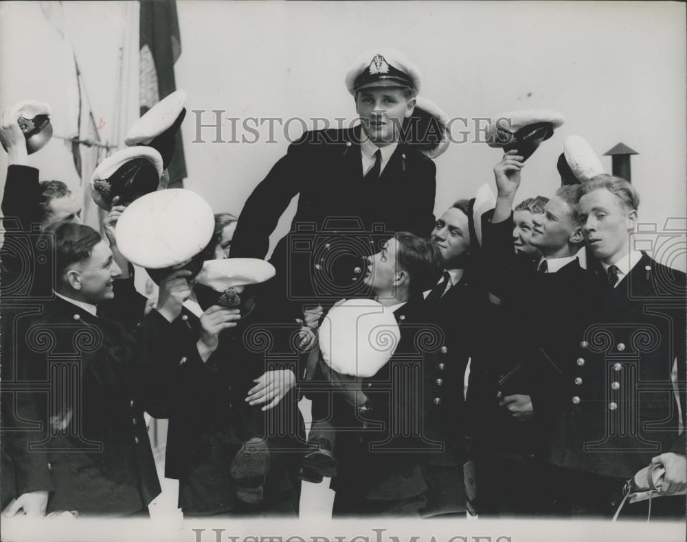 1950 Press Photo Field Marshal Montgomery Presented Prizes - Historic Images