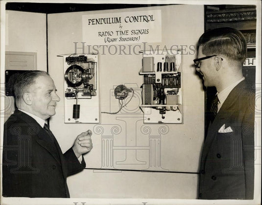Press Photo Mr. J.K. Langham and his Electronic Pulse Recorder - Historic Images