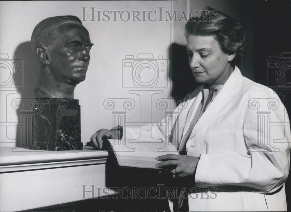 Press Photo Lady Fleming by a bust of Sir Alexander Fleming By E.R. Bevan - Historic Images