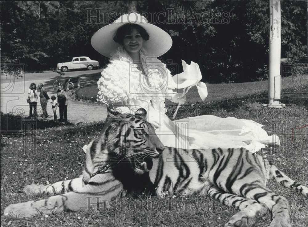 1978 Press Photo Model Francoise Breteche & a tiger - Historic Images