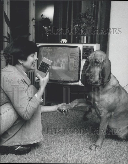 Press Photo Mrs. Ira Spindlier and her bloodhound - Historic Images