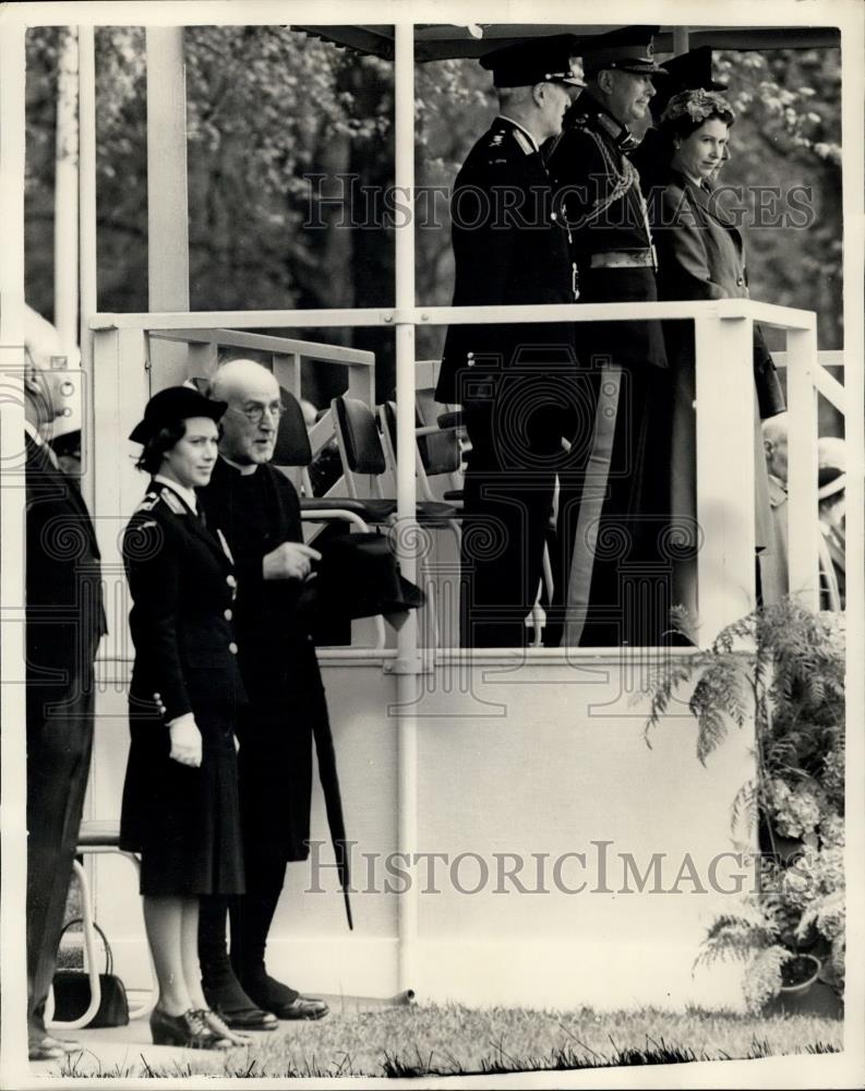 1956 Press Photo Queen Reviews St. John Ambulance Brigade - Historic Images