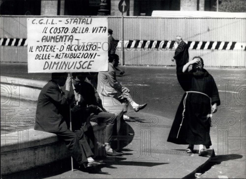 1969 Press Photo Striking state employees in Rome - Historic Images