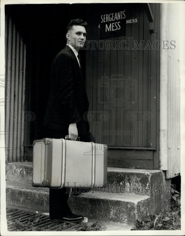 1956 Press Photo Sergeant Jimmy Norgate reports at start of Suez operation - Historic Images