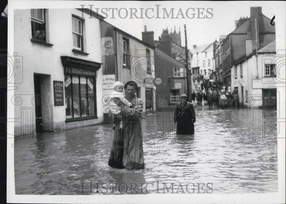 1958 Press Photo People make way through Flood waters in a street of Plymouth - Historic Images