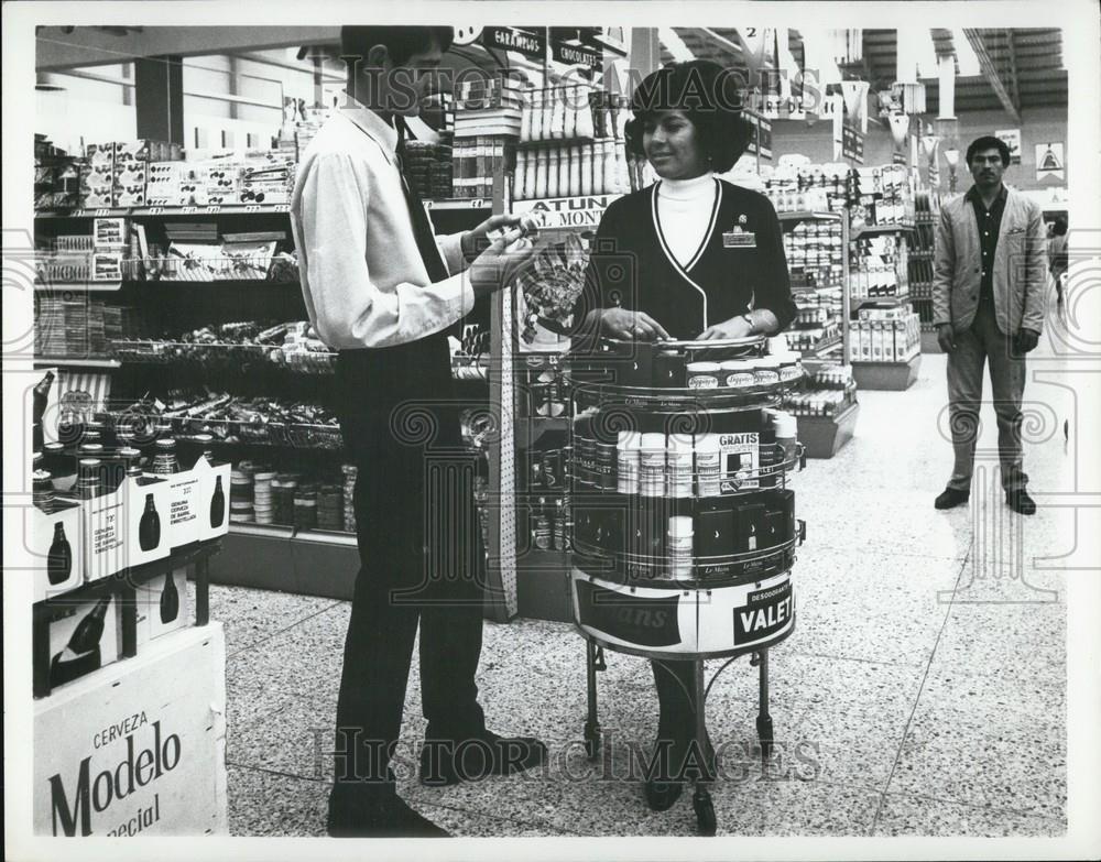 Press Photo A Woman Hands Out Free Samples In A Supermarket - Historic Images