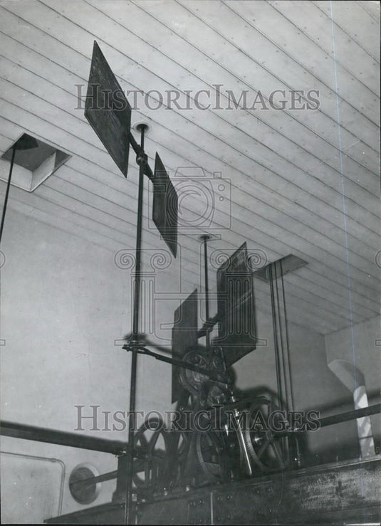 Press Photo The Inner Workings Of A Machine - Historic Images
