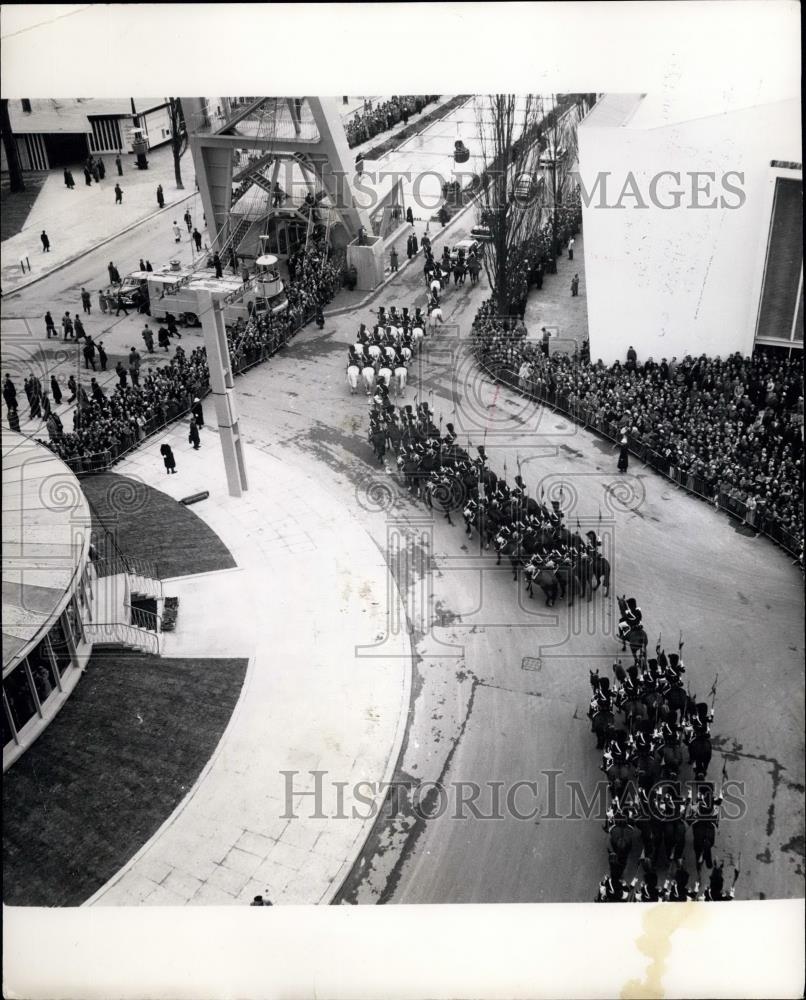 Press Photo The Royal Procession and Its Mounted Escort - Historic Images