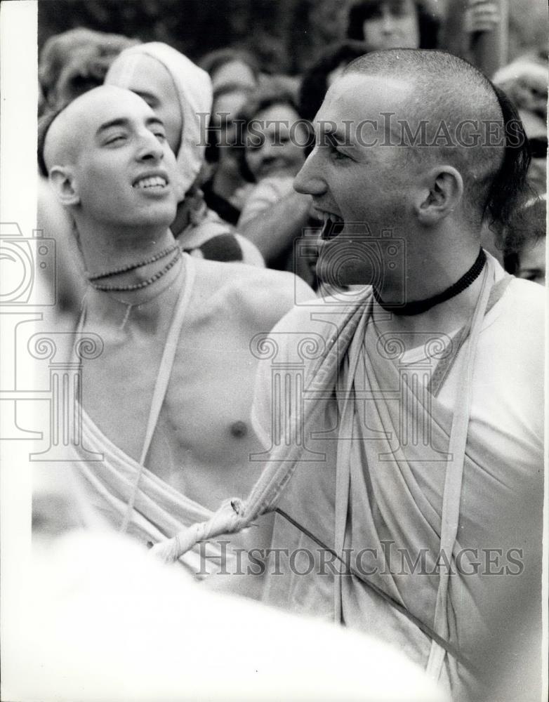 Press Photo Joyful devotees of Iskocon in London - Historic Images