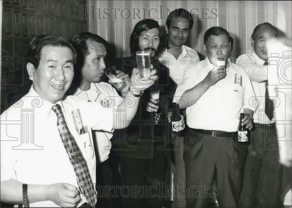 1973 Press Photo Released passengers of hijacked Japanese plane - Historic Images