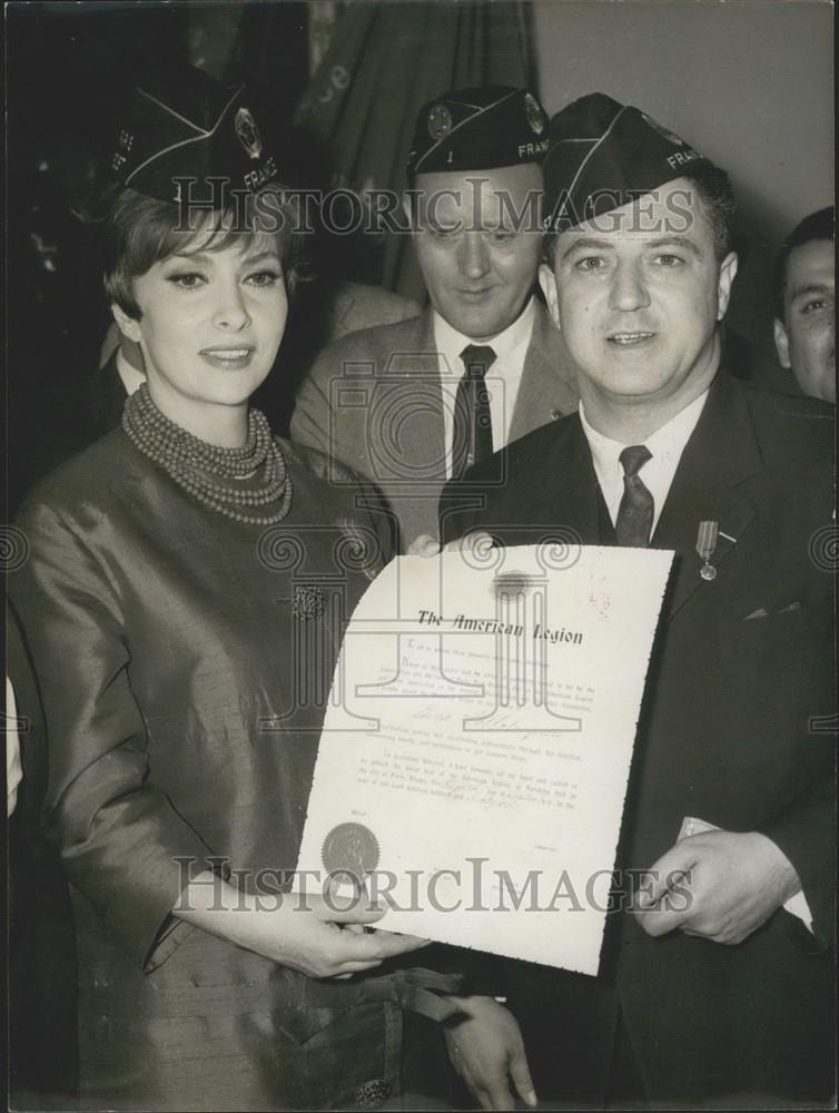 Press Photo Gina Lollobrigida Made Honorary Member of the American Legion - Historic Images