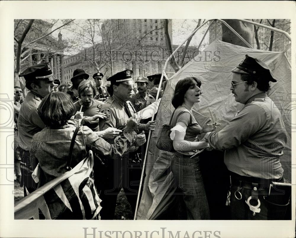 Press Photo Cops and protesters battle in Foley Sq over unemployment - Historic Images