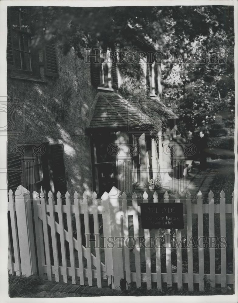 1956 Press Photo The gate and house at Bledow, where Rev Ross lived - Historic Images