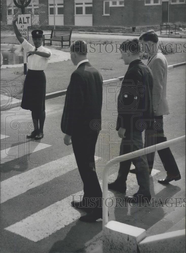 1966 Press Photo Rita Burgess ,1st colored British policewoman directs walkers - Historic Images