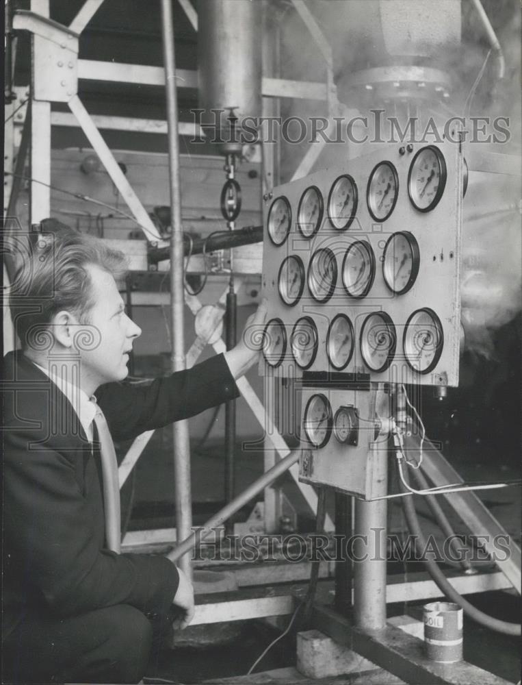 1957 Press Photo Werner Michely, when experimenting with his hot-water-rocket - Historic Images