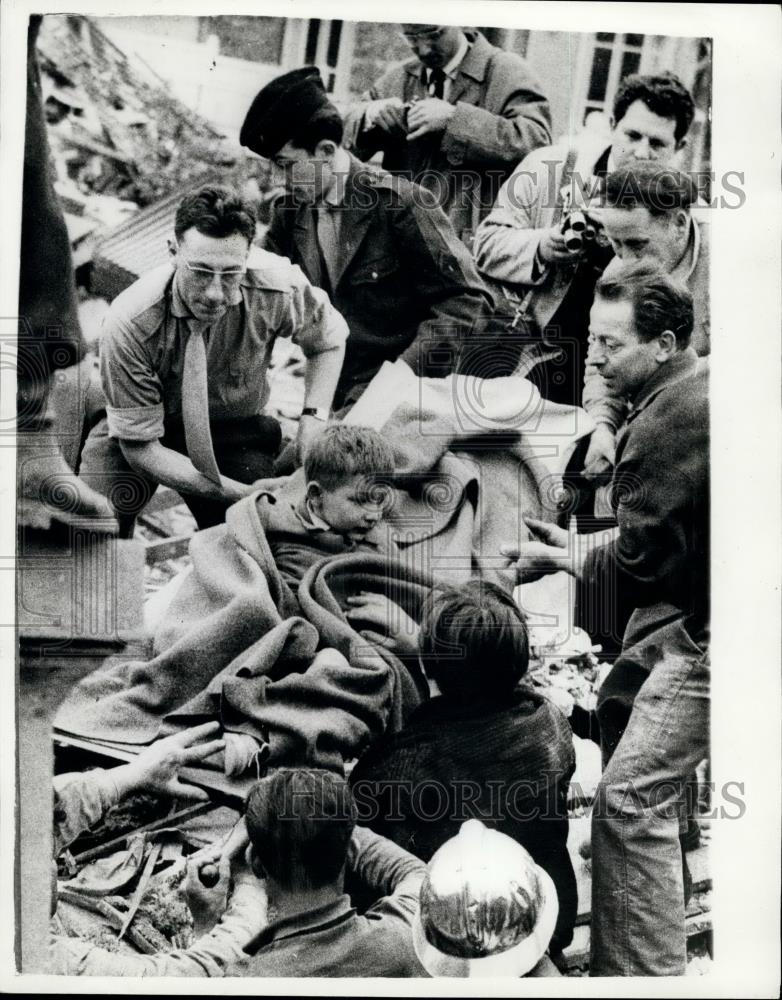 1951 Press Photo Sixteen Die in Paris Landslide - Historic Images
