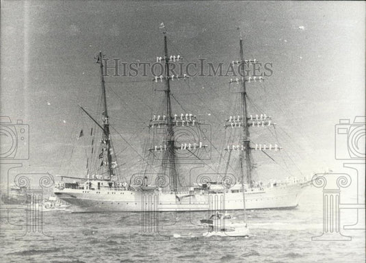 Press Photo The landing of the German Windjammer Gozch Fock - Historic Images