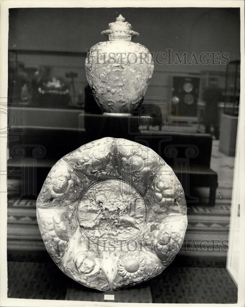 1954 Press Photo Royal Plate from Buckingham Palace and Windsor Castle, - Historic Images