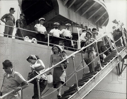 1976 Press Photo The U.S. navy landing craft Spiegel with 600 refugees - Historic Images