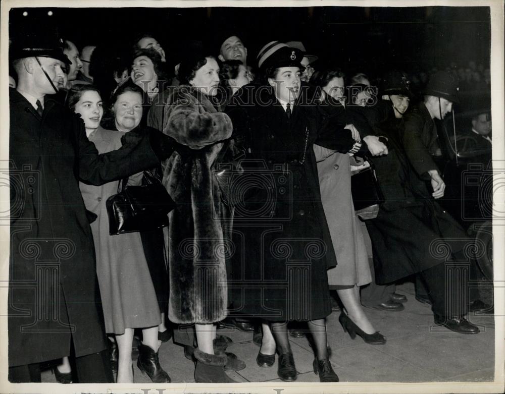 1953 Press Photo London Police Keep Crowds Back First Night of &quot;Julius Cesar&quot; - Historic Images